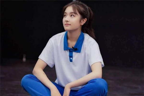 女生穿校服扎马尾,扎马尾穿什么衣服好看学生