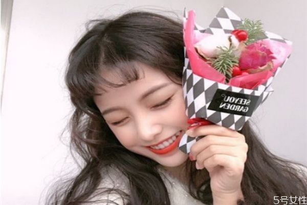 女生头发比较粗硬适合烫发吗,头发比较硬适合烫什么发型