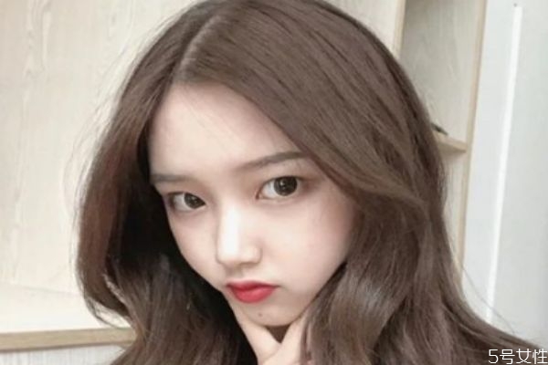 染发什么颜色遮白发又显时尚,白发多染什么色遮发又显白