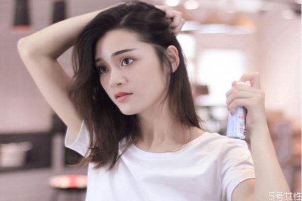 固定头发的喷雾叫什么,给头发定型的喷雾叫什么