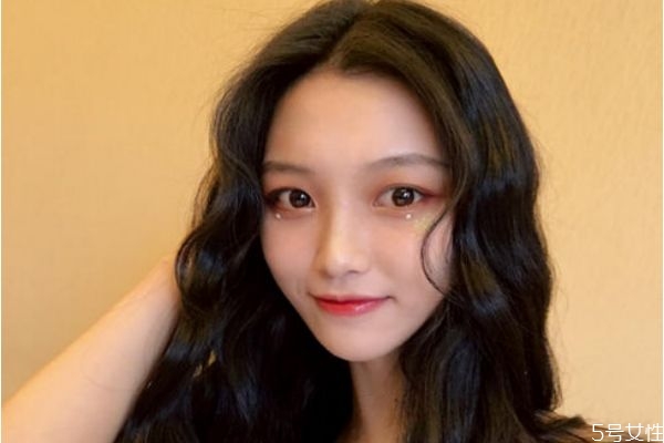 为什么刚烫完头发就不卷了两边不一样,为什么刚烫完头发就不卷了怎么办