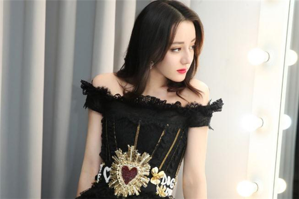 黑色礼服配什么颜色披肩好看,黑色礼服配什么发型 黑色礼服配什么颜色披肩好看,黑色礼服配什么发型