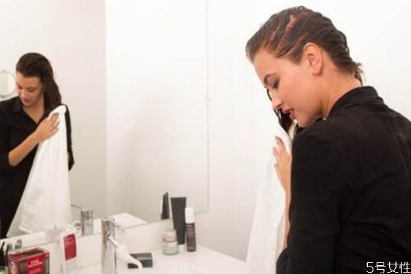 软化剂把头发弄秃了还能长出来吗,头发被软化过度了 怎么修复好