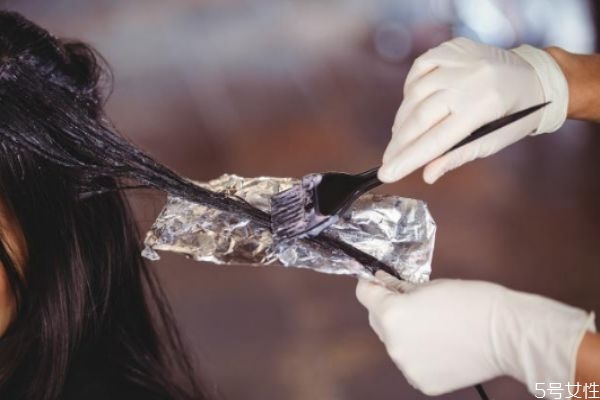 烫的卷发第二天就开始变直了,头发烫卷第二天就变直了很多