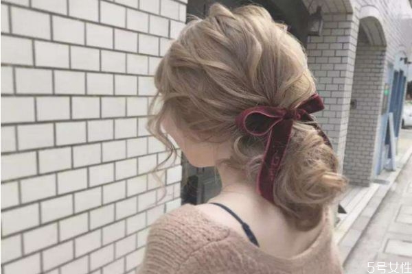 皮肤黑适合什么样的发色,皮肤黑适合什么颜色头发女