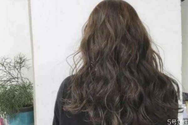 弹力素和啫喱水可以一起用吗,弹力素和啫喱膏是一样的吗