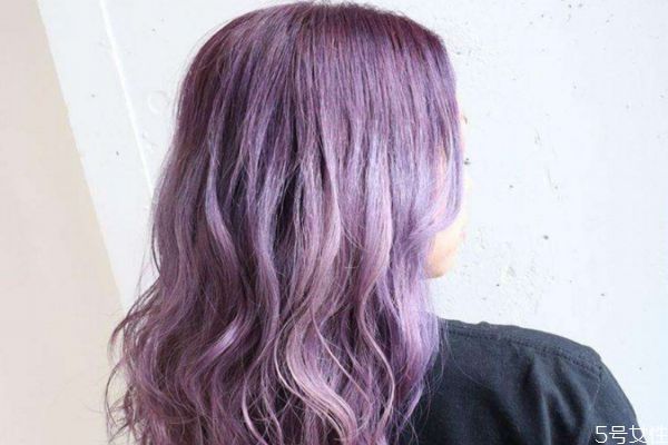 泡泡染发剂要在头发上停留多久呢,泡泡染发剂要在头发上停留多久可以用洗发水吗