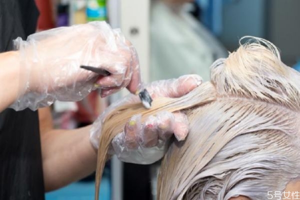 染发时弄到脸上的黑怎么洗掉,怎么去掉染发剂沾在脸上的黑色