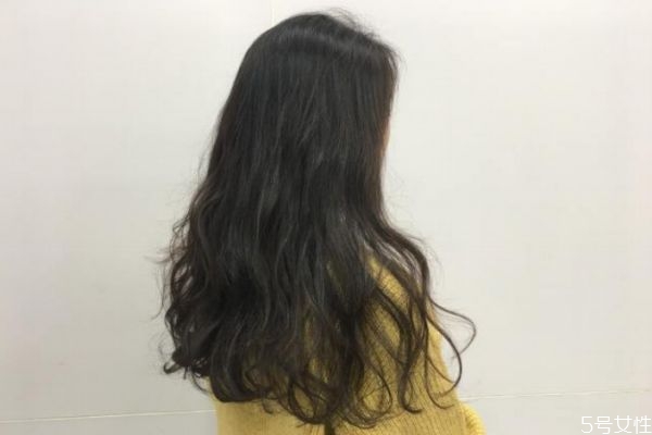 黑茶色是黑色吗,小腿皮肤颜色变黑是什么原因 黑茶色是黑色吗,小腿皮肤颜色变黑是什么原因