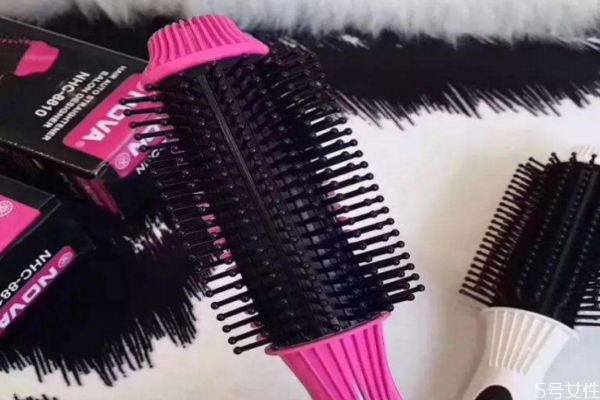 烫的头发可以用梳子梳吗,头发烫了以后能用梳子梳头嘛