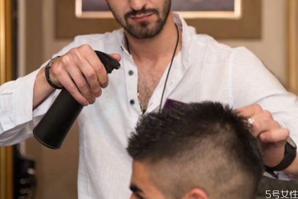 定型喷雾喷多了怎么办,喷了定型水怎么洗掉