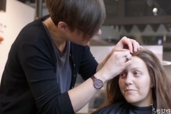 怎样戴假发不容易掉,怎样佩戴假发