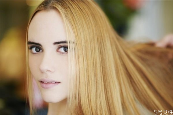 假发戴在头上容易掉吗,戴假发会掉下来吗