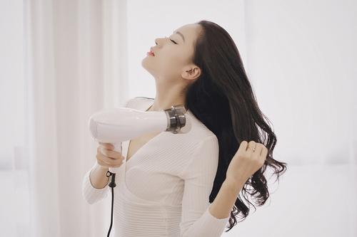 没电吹风如何让头发干得更快,没有电吹风怎么快速把头发弄干