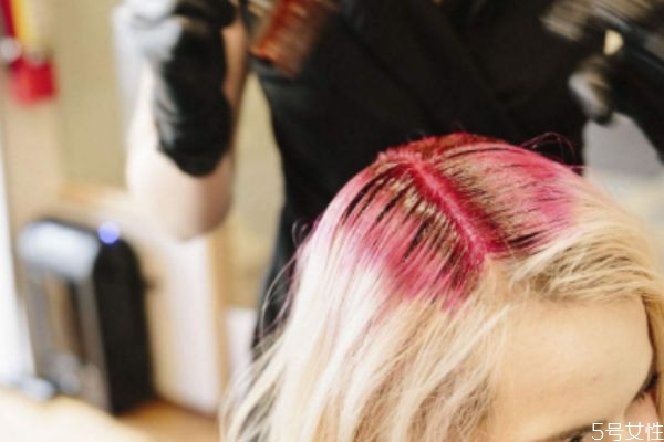 染了头发几天去打蜡好,染完头发多久打蜡比较好