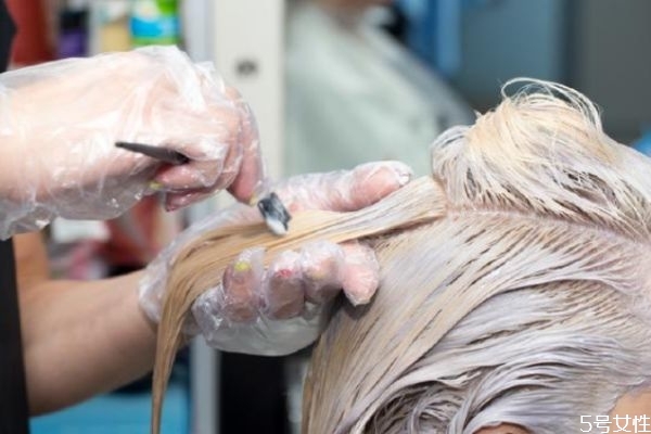 染发剂弄到脸上洗不掉怎么办,染发膏不小心弄到脸上洗不掉怎么办