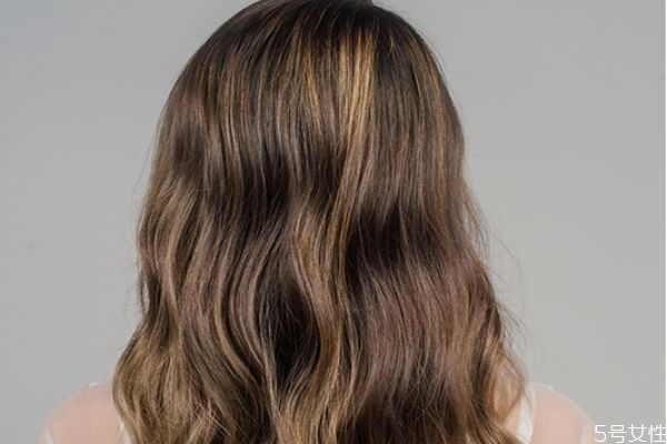 植物染发剂和化学染发剂怎么区分,植物染发和普通染发剂染发有区别吗 植物染发剂和化学染发剂怎么区分,植物染发和普通染发剂染发有区别吗