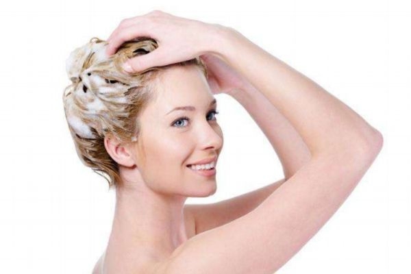 洗发水不能直接抹头上吗,洗发水直接涂抹到头发上吗 洗发水不能直接抹头上吗,洗发水直接涂抹到头发上吗