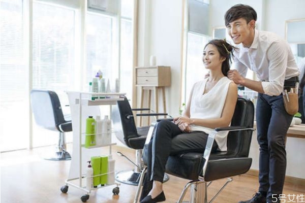 染发应该先染黑发还是先染黄发,先染黑发还是先染黄发 染发应该先染黑发还是先染黄发,先染黑发还是先染黄发