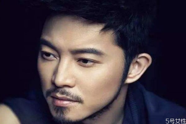 鬓角什么意思,鬓角指的是哪里