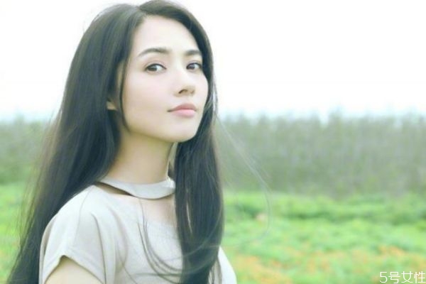 黑色头发怎么染,什么颜色头发显年轻显肤色白