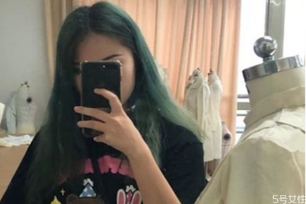 黑色头发染蓝黑色掉色后是什么颜色,蓝黑色掉色后是什么颜色蓝黑色头发褪色后图片