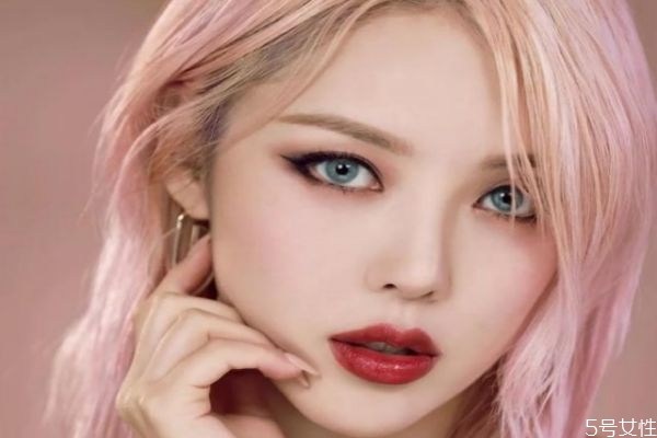 女生头发染什么颜色好看,女人染头发什么颜色比较好