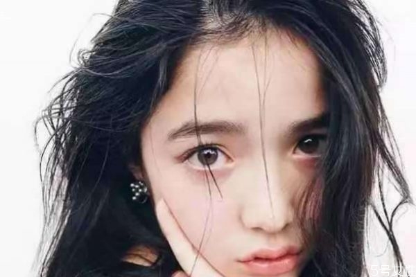 黑头发中有一根金头发,为什么黑头发里有金色的头发