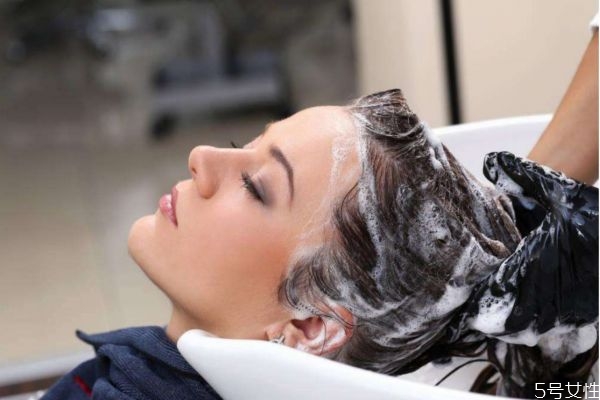 快速让头发不油的小妙招,头发油有什么方法解决