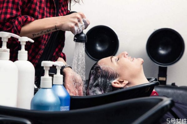 头发出油厉害是什么原因,为什么头发总爱出油