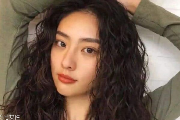 羊毛卷显老气吗,羊毛卷怎样打理不老气