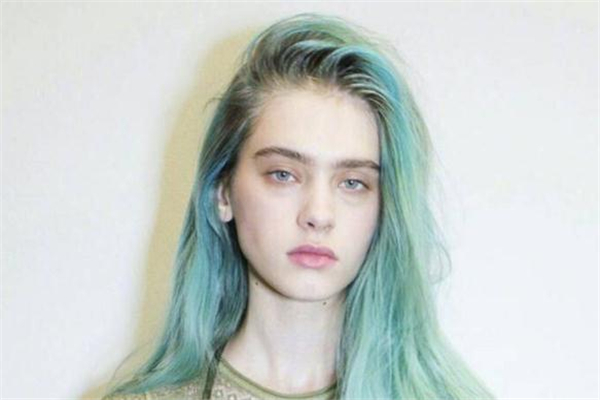 薄荷绿头发颜色,薄荷绿是怎么调出来的