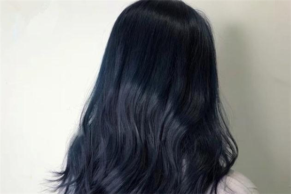蓝黑色的头发适合什么肤色,皮肤黑适合蓝色头发吗