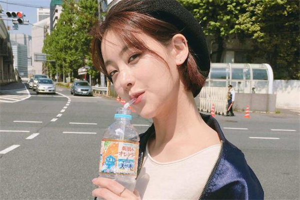 脖子短适合短发吗,脖子短适合短发吗脸大