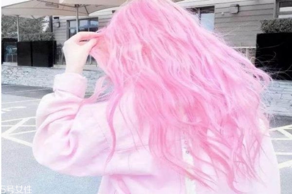 樱花粉发色适合什么肤色的人,樱花粉发色适合黄皮肤吗