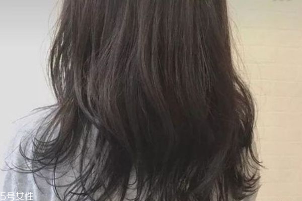 黑茶色和自然黑的区别,黑茶色和自然黑的区别黑茶色和黑色头发对比