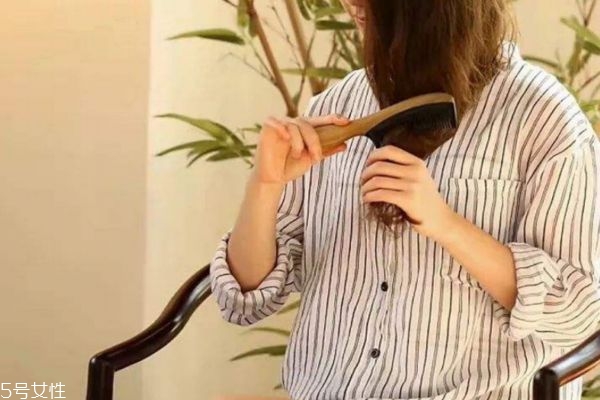女人常梳头发的好处,女人经常梳头有什么好处 女人常梳头发的好处,女人经常梳头有什么好处