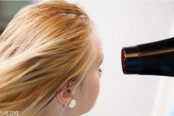 经常吹头发有什么危害性,总是吹头发有什么危害