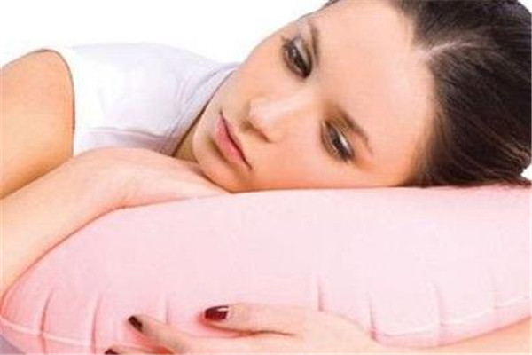 头发很脆弱容易断是什么原因,头发比较脆弱容易断是啥原因