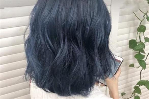 染的蓝黑色头发一般多久掉色,蓝黑色头发掉色后可以继续染蓝黑吗
