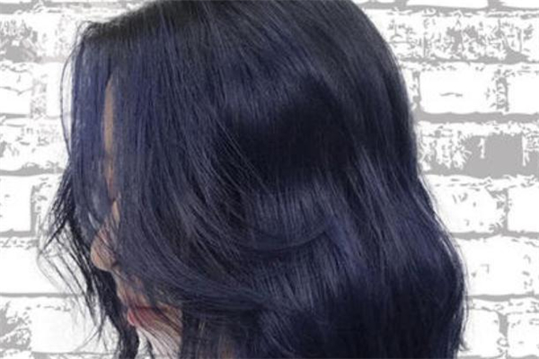 蓝黑色的头发掉色以后是什么颜色,蓝黑发色掉色后是什么颜色