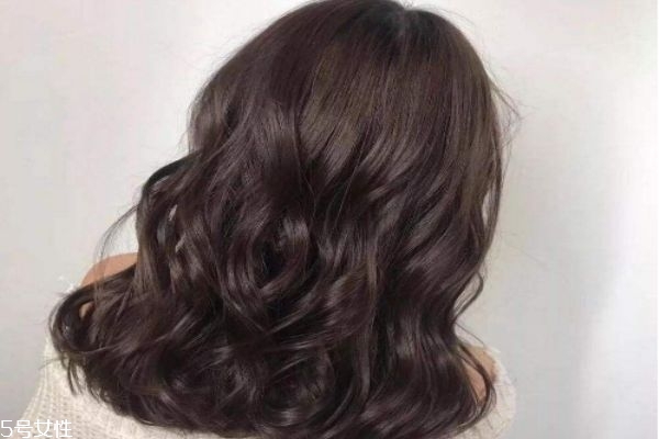 烫头用什么打理保湿,用什么洗头可以让头发变软