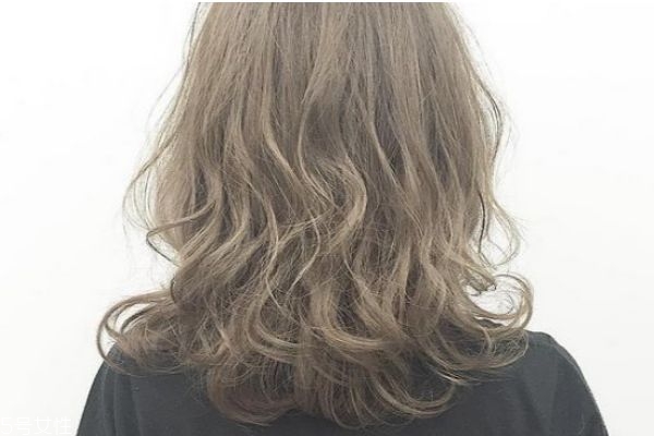 黑皮肤的人适合染什么颜色的头发,皮肤黑的人头发适合什么颜色?