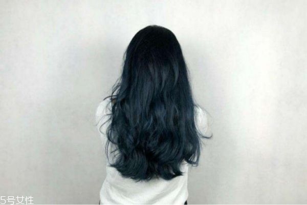 蓝黑色头发适合什么肤色的人,蓝黑色头发适合什么肤色?这几款黄皮女生染上也显白