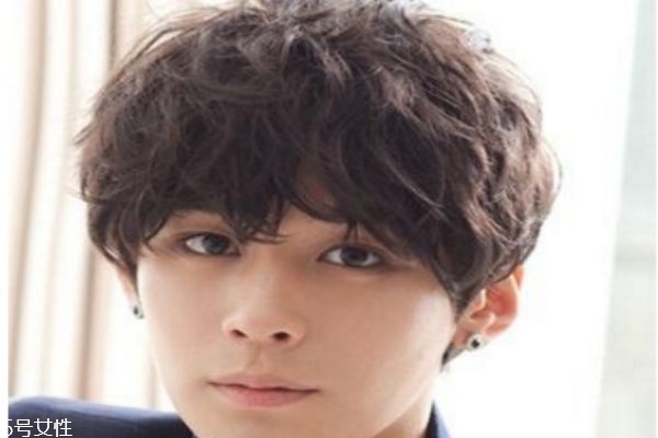 男生剪什么发型好看,男生可以烫什么发型 男生流行烫发