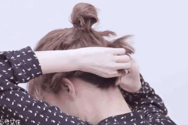 丸子头盘发视频,懒人丸子头的扎发视频