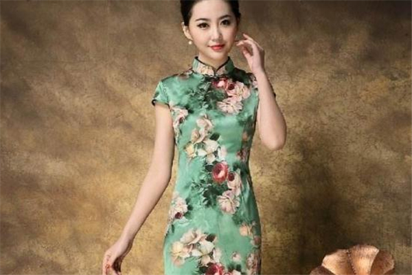 穿旗袍适合什么样的发型最好看,适合穿旗袍的发型