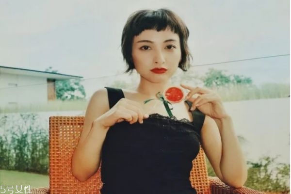 刘海剪到眉毛上面好看吗,齐眉刘海怎么剪