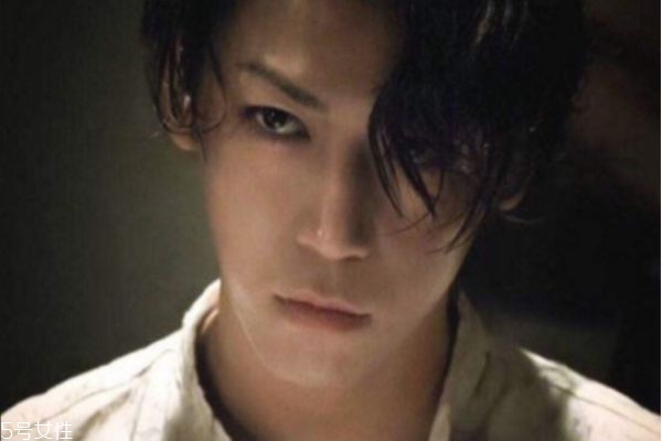 男生长发发型有哪些种类,男生长头发的发型有哪些