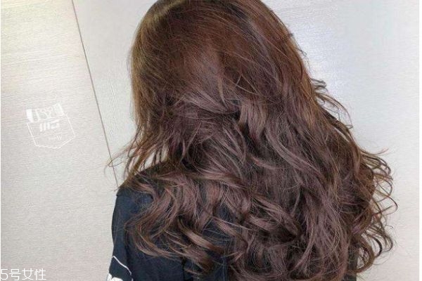 长发怎么烫好看减龄,今年最流行的烫发发型 长发怎么烫好看减龄,今年最流行的烫发发型